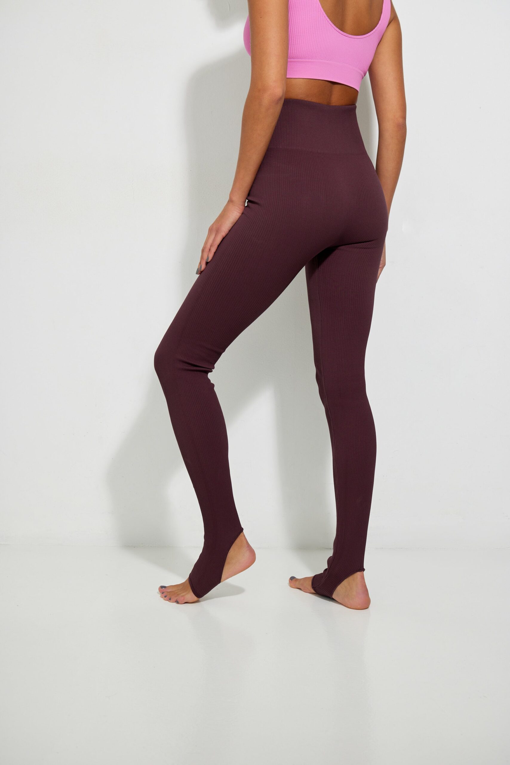 Ribbed leggings with wide foot loops – фото № 5