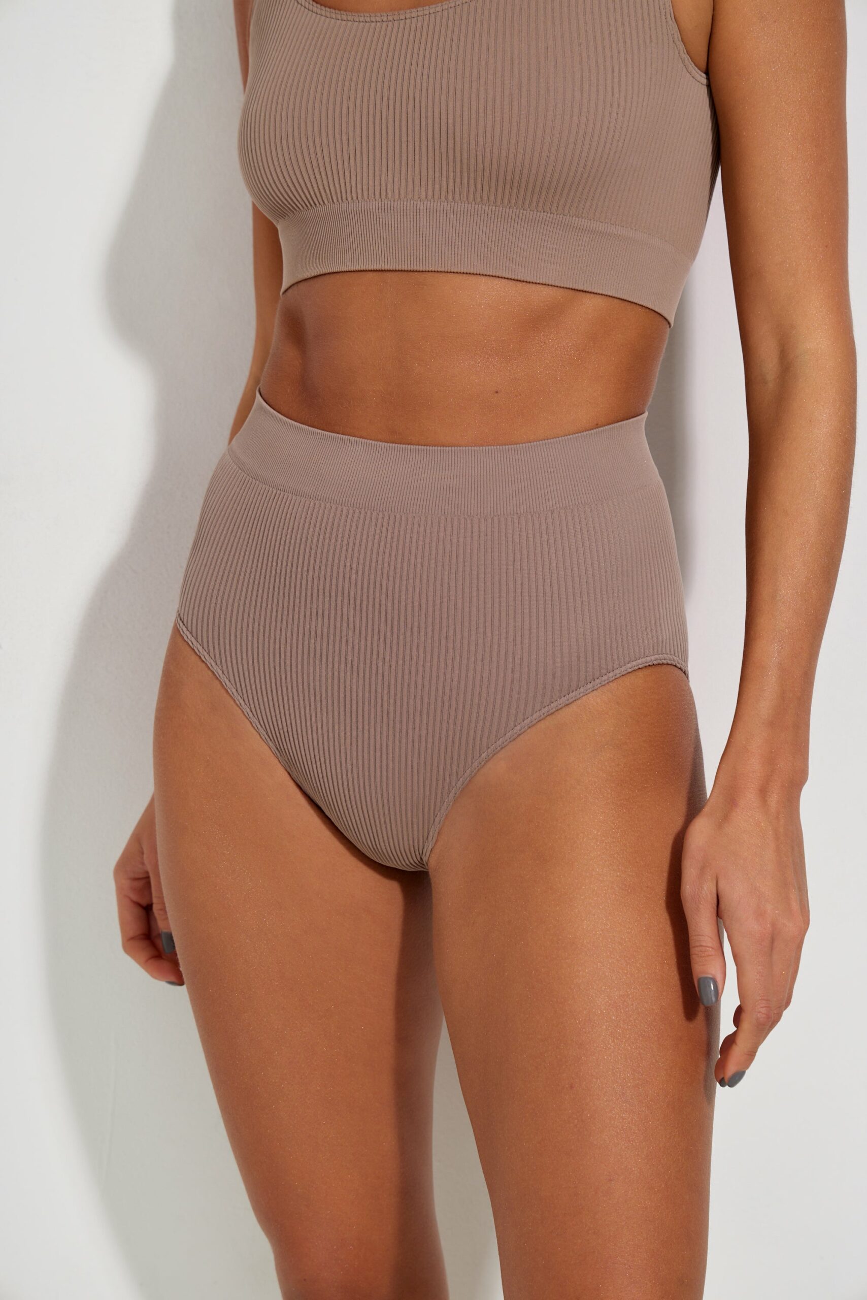 Wide-strap top set with high-rise briefs – фото № 6