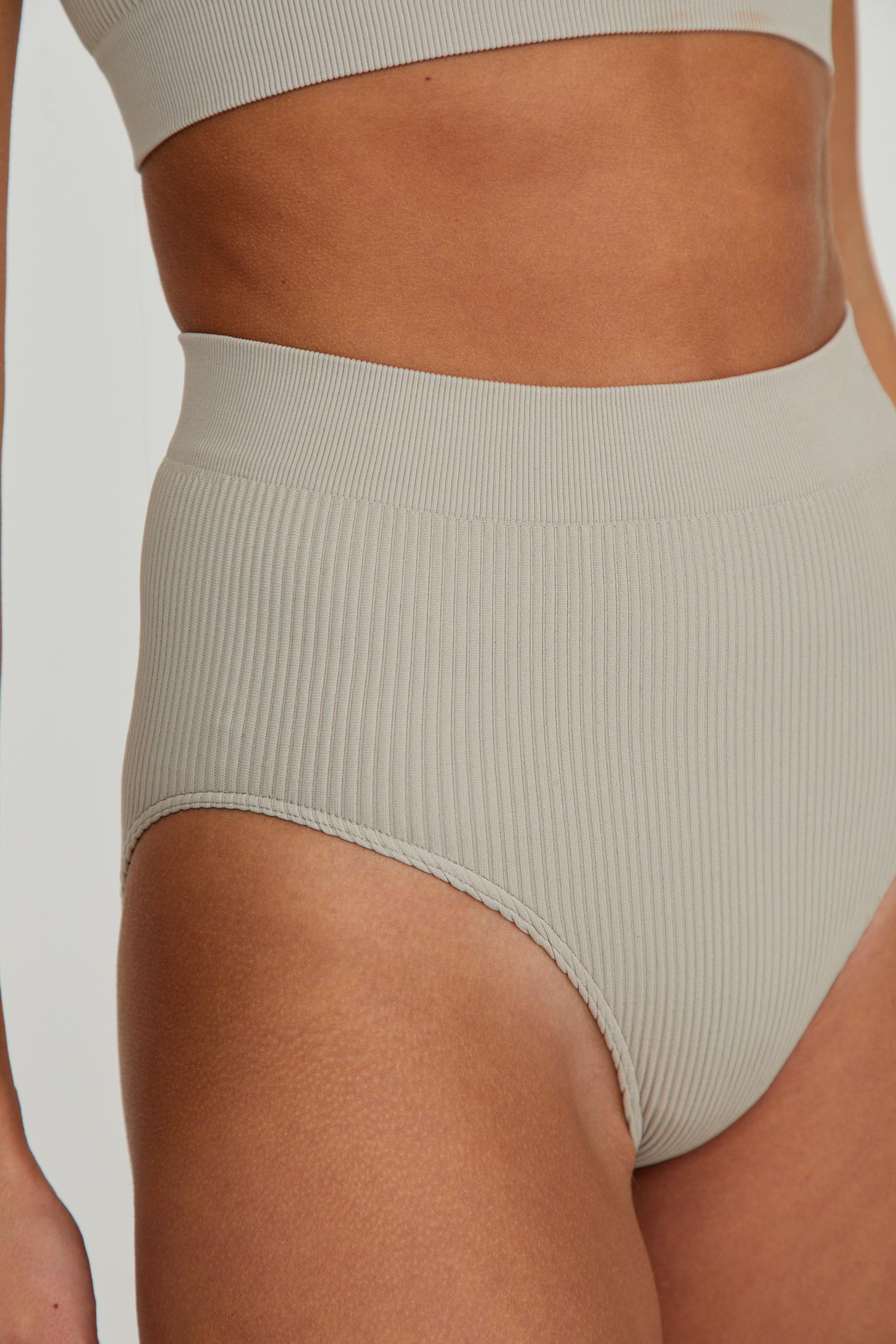 Wide-strap top set with high-rise briefs – фото № 5