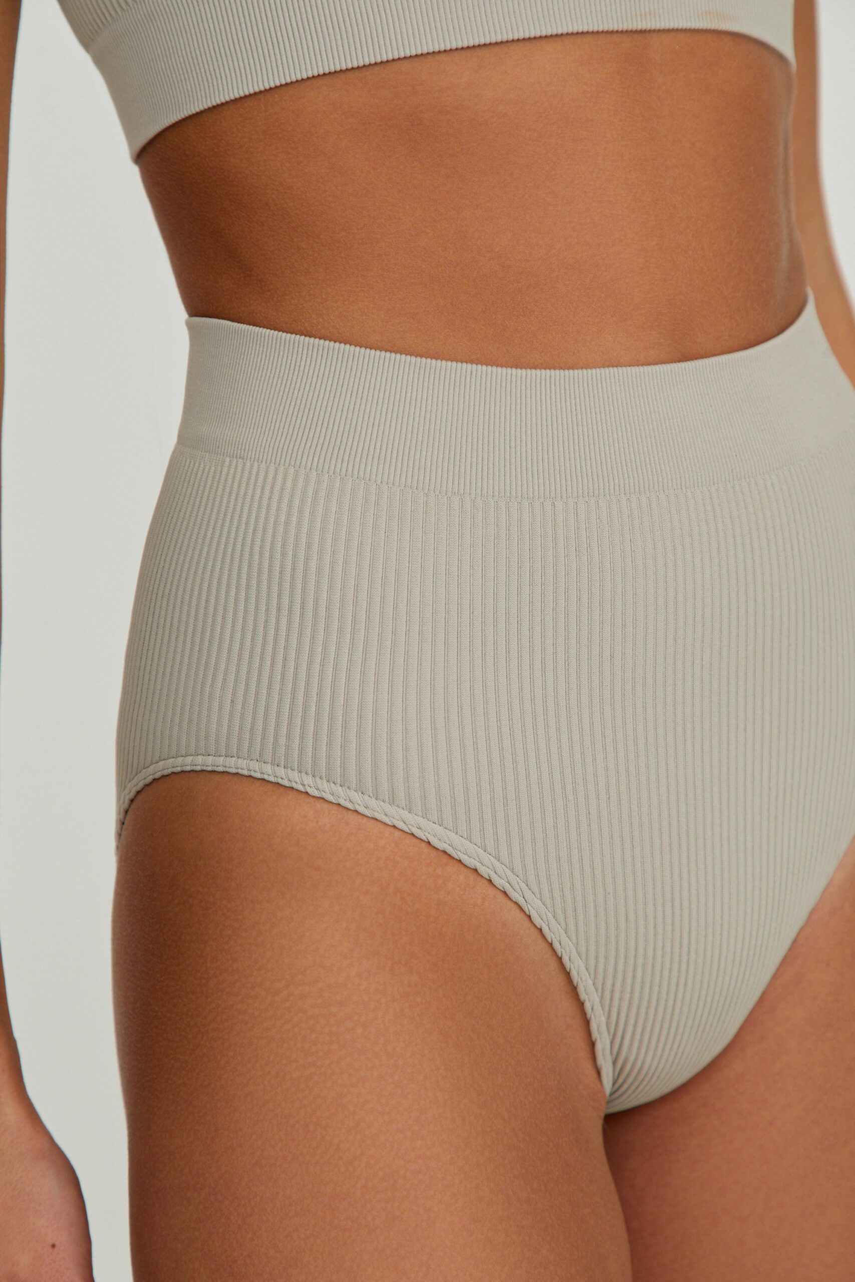 Wide-strap top set with high-rise briefs – фото № 6