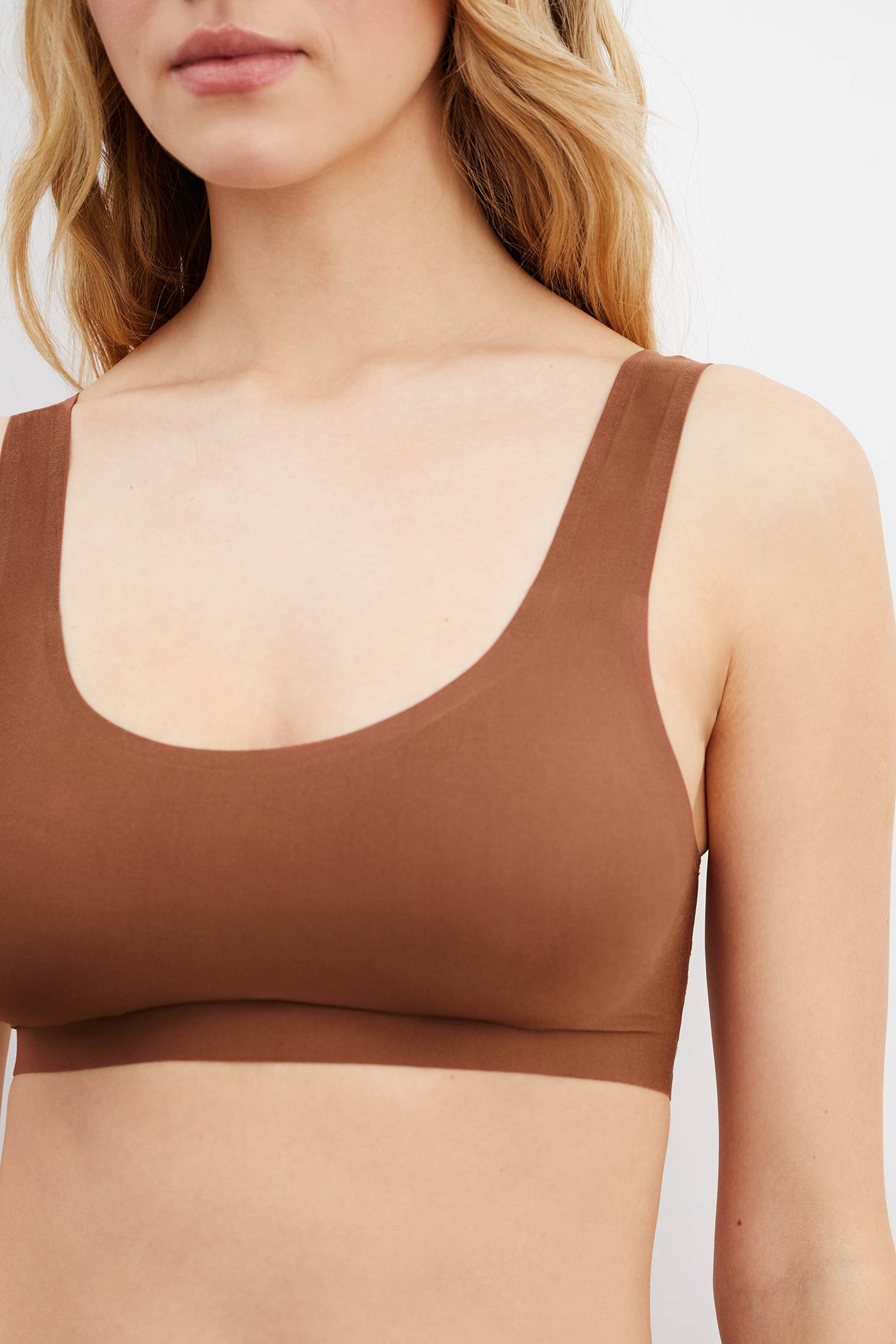Wide-strapped bra with rounded neckline INVISIBLE – фото № 3