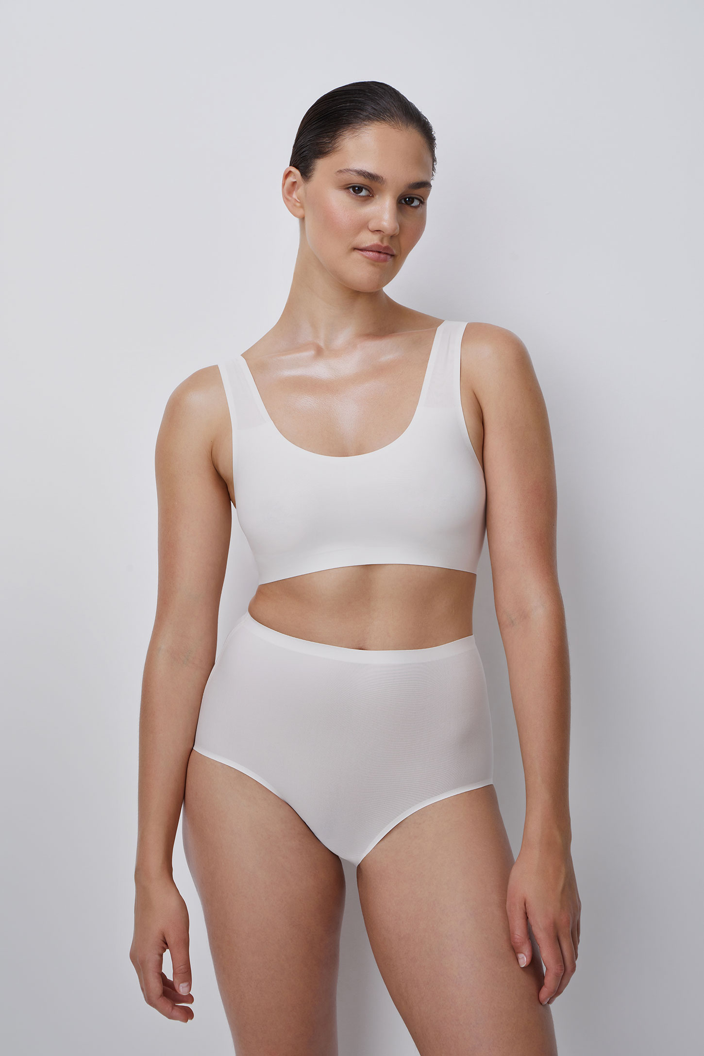 Wide-strapped bra with rounded neckline INVISIBLE – фото № 2