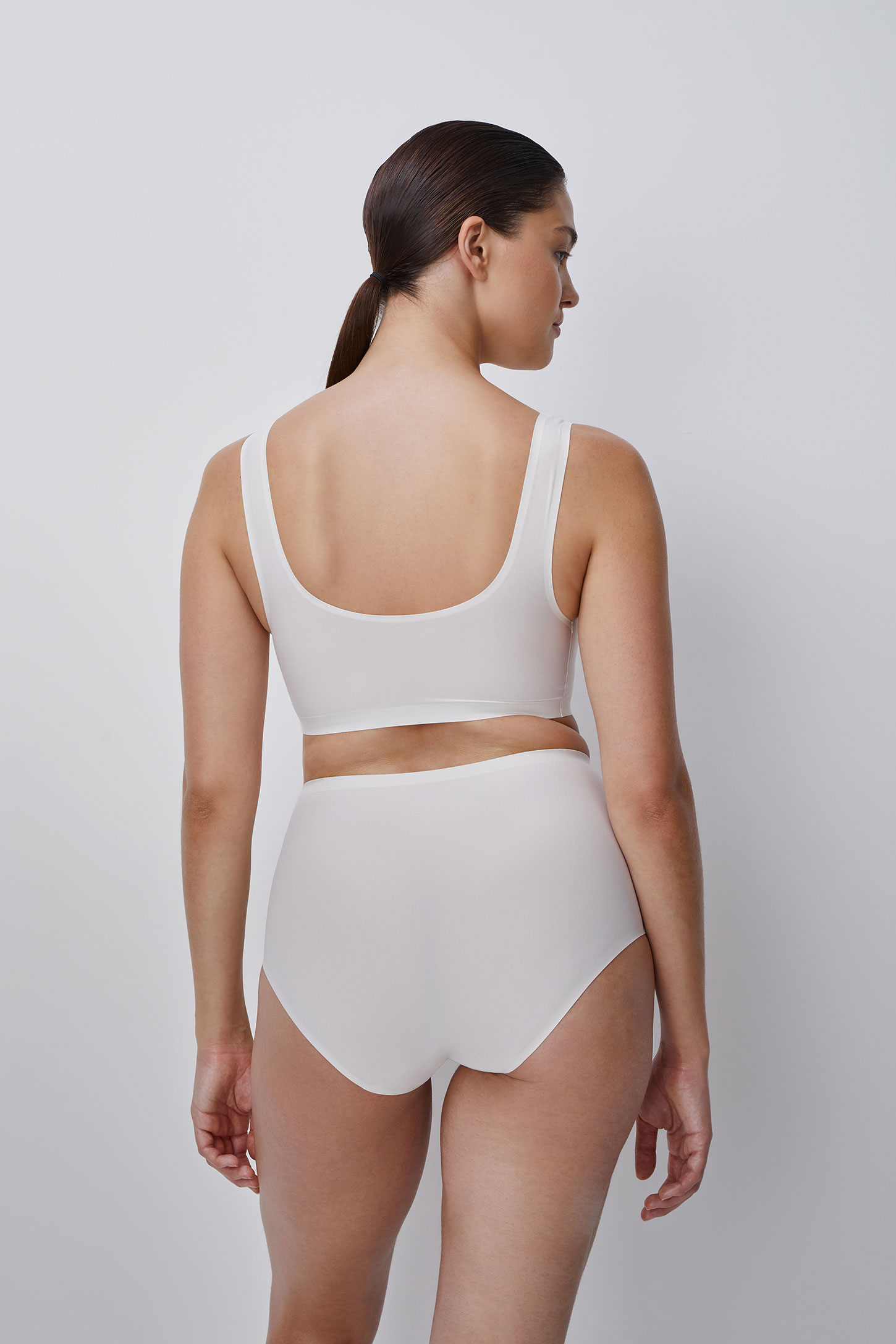 Wide-strapped bra with rounded neckline INVISIBLE – фото № 4