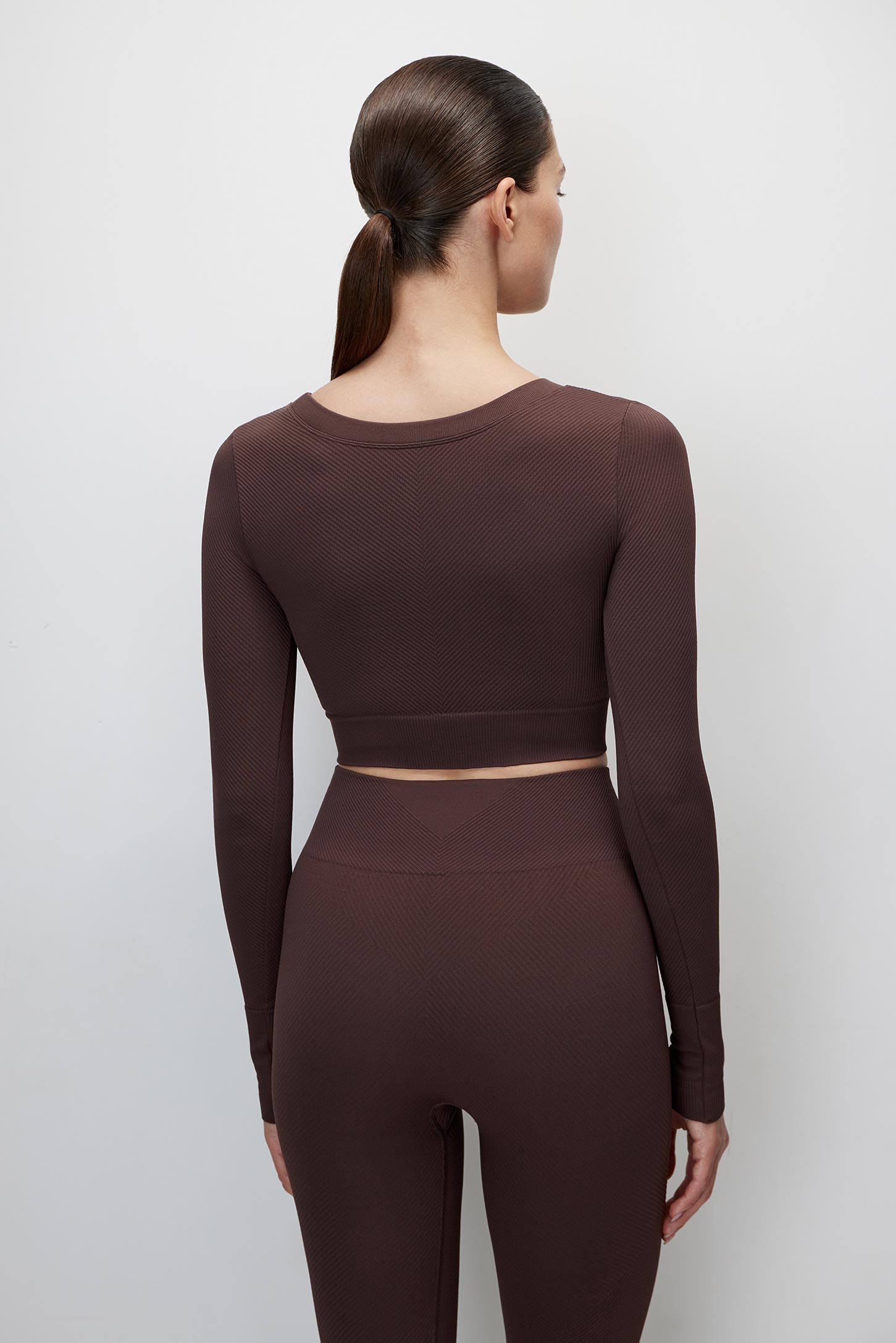 Longsleeve shortened into a diagonal hem – фото № 4