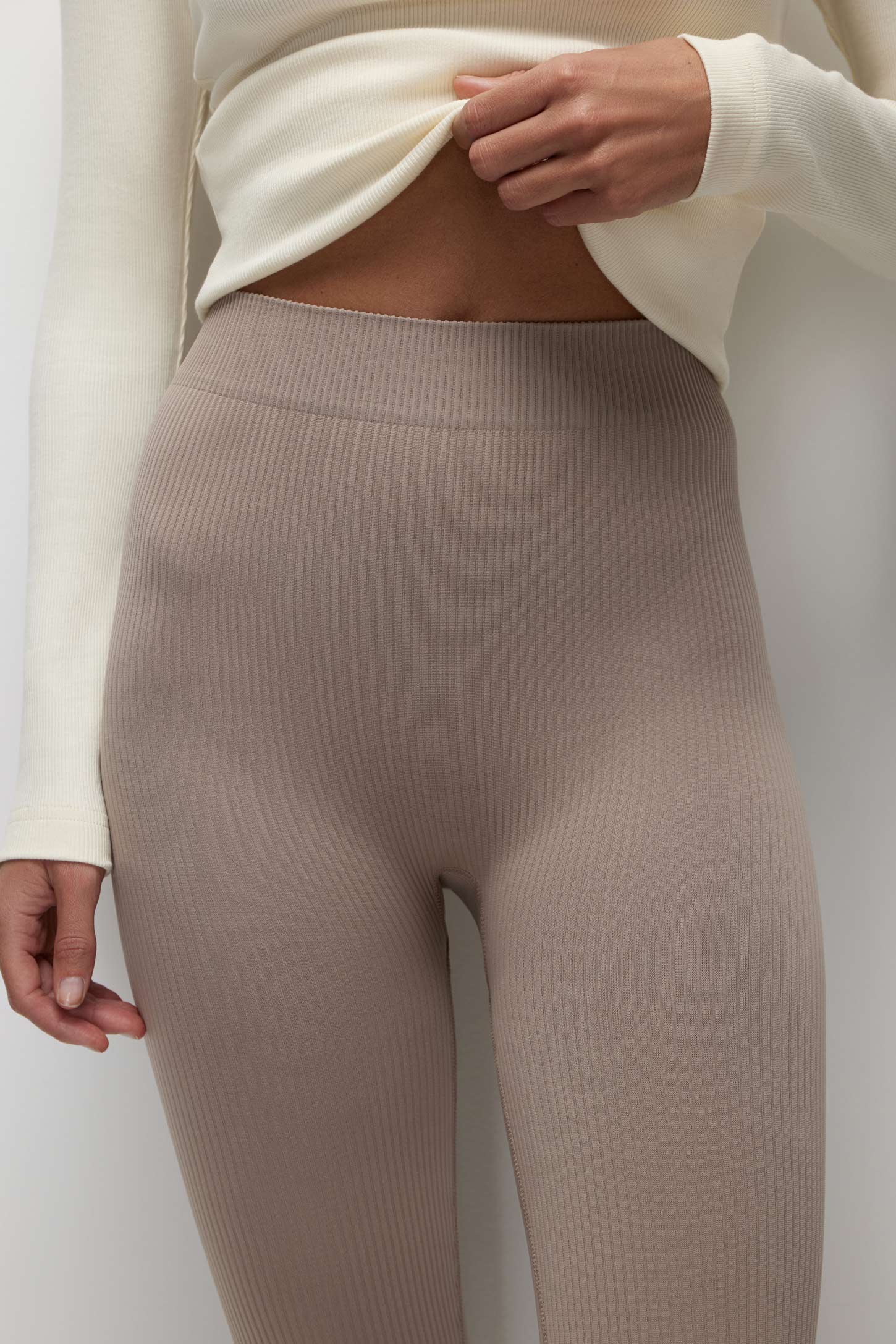 Seamless ribbed leggings Essentials – фото № 6