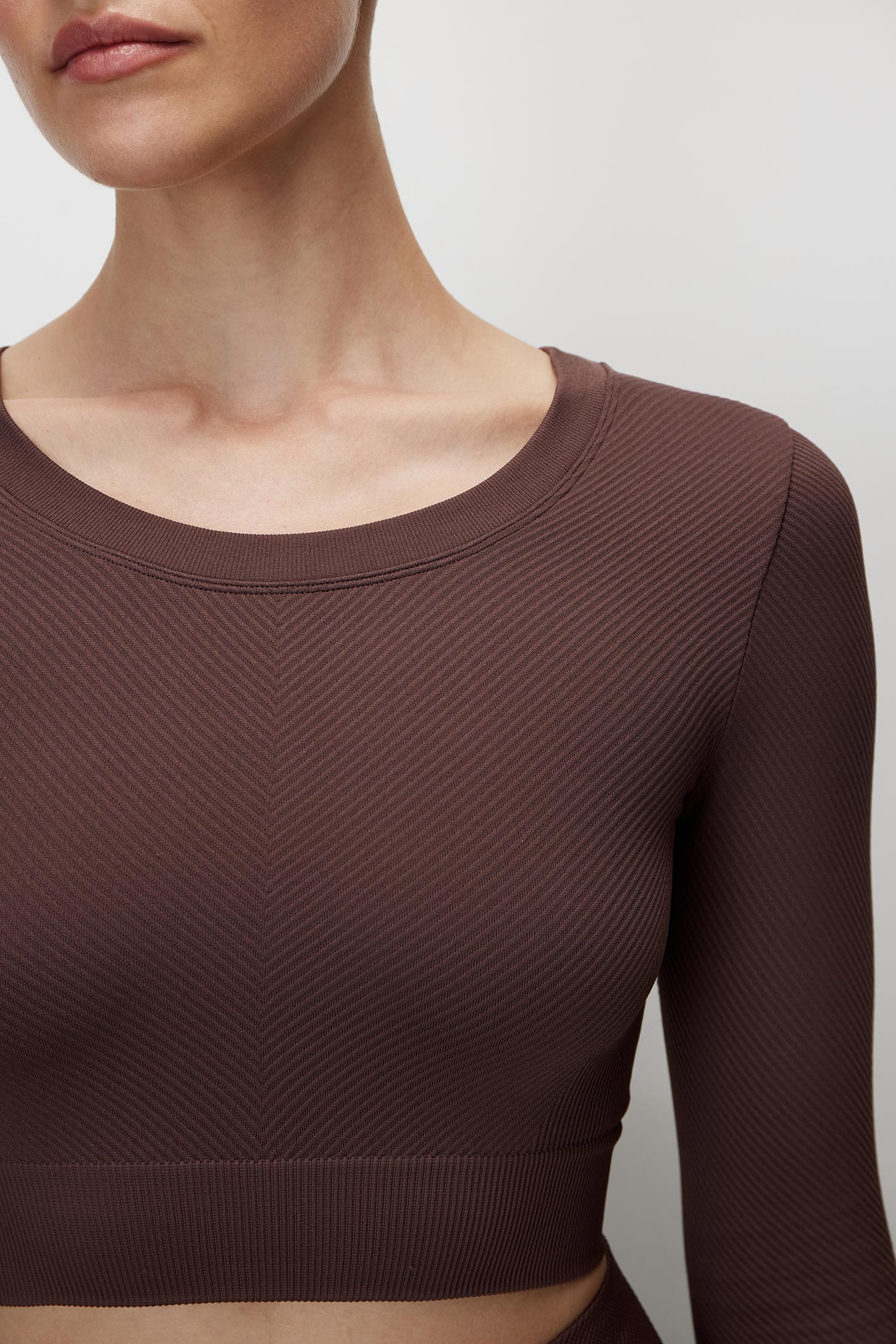 Longsleeve shortened into a diagonal hem – фото № 3