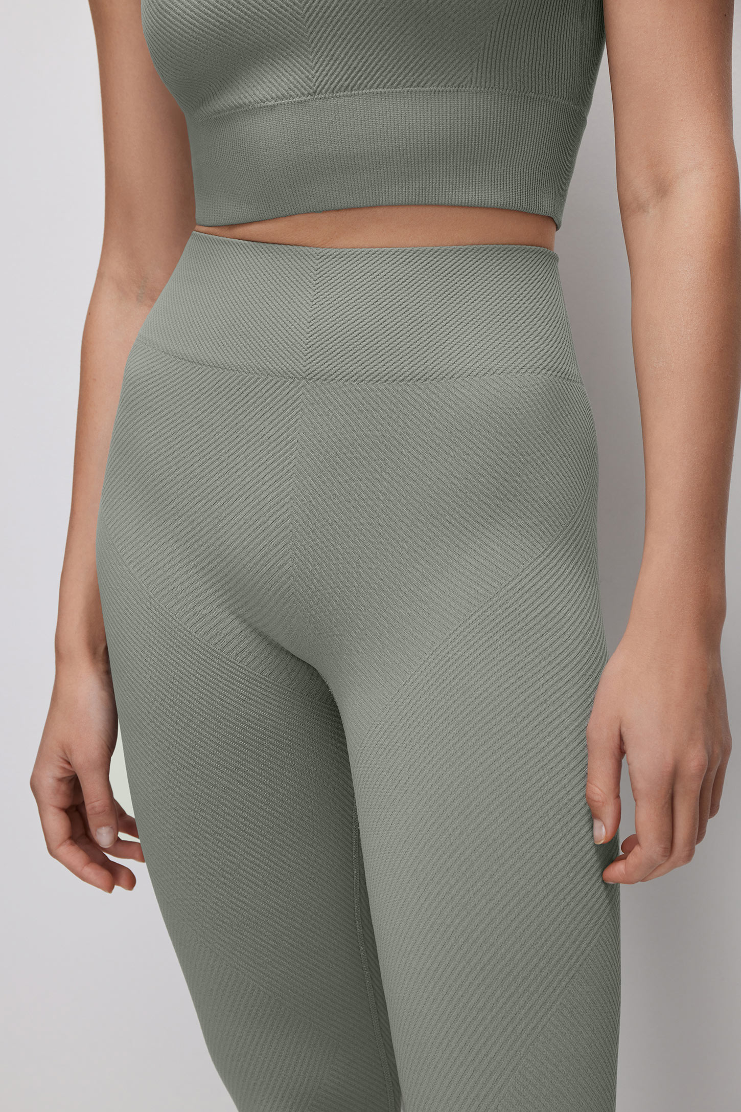 Leggings with a diagonal hem Seamless Fit – фото № 3