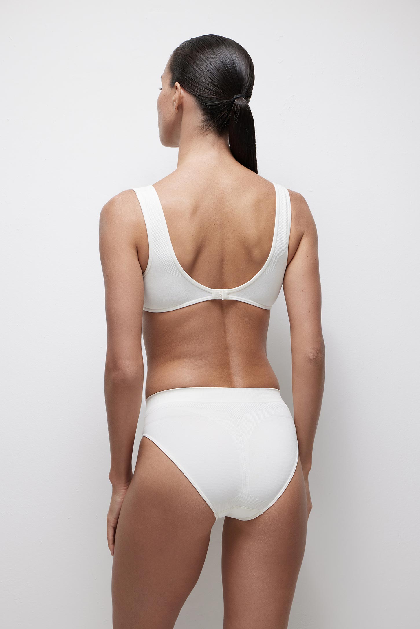 Low-cut top – фото № 6